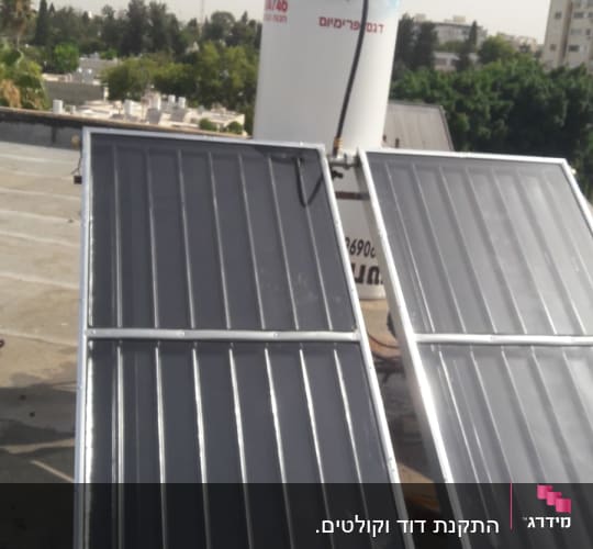 דוד שמש עם קולטים על גג שטוח
